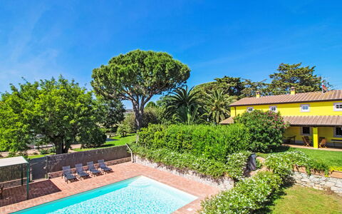 Villa Il Pellicano: Shrub, Garden, Eco Hotel, Shade, Hacienda, Resort, Landscaping, Estate, Lawn, Yard