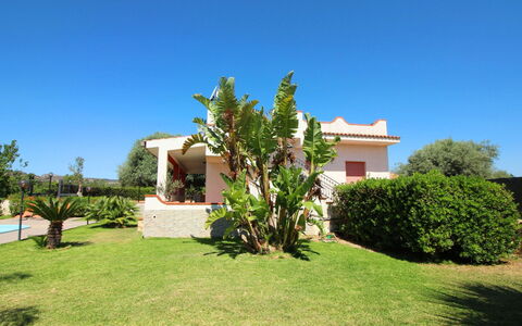 Andrea: Plant, Sky, Building, Tree, Land Lot, Natural Landscape, Vegetation, Grass, Residential Area, Landscape