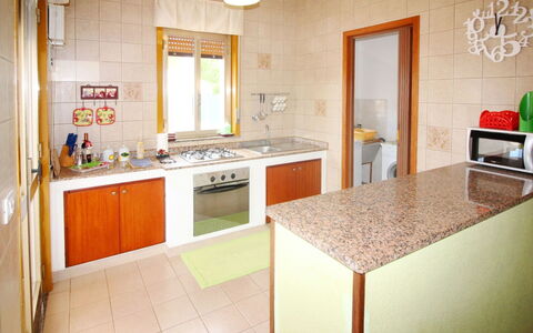 Andrea: Countertop, Cabinetry, Kitchen Sink, Furniture, Sink, Property, Tap, Kitchen, Home Appliance, Kitchen Appliance