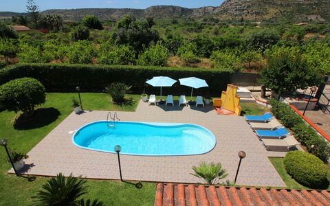 Andrea: Plant, Shade, Outdoor Furniture, Tree, Architecture, Real Estate, Leisure, Comfort, Sunlounger, Tints And Shades