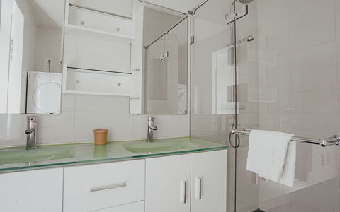 De Zeeparel: Interior Design, Plumbing Fixture, Flooring, Bathroom, Bathroom Sink, Sink, Floor, Cabinetry, Bathroom Cabinet, Tap
