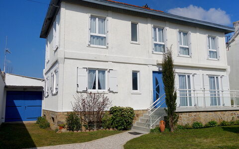 La Coloniale: Property, House, Home, Residential Area, Building, Real Estate, Architecture, Neighbourhood, Facade, Estate