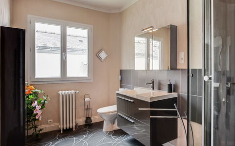 La Coloniale: Bathroom, Room, Interior Design, Property, Floor, Sink, Furniture, Tile, Building, Bathroom Cabinet