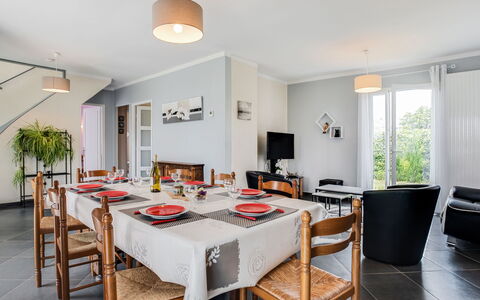 La Coloniale: Room, Property, Furniture, Building, Dining Room, Interior Design, Real Estate, Table, House, Floor