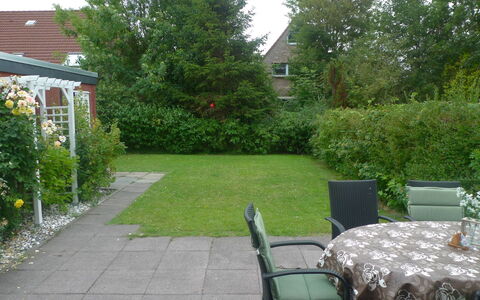Adda: Yard, Lawn, Property, Garden, Backyard, Shrub, Grass, Tree, Landscaping, Courtyard