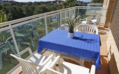 Ontario: Property, Real Estate, House, Furniture, Balcony, Building, Table, Room, Vacation, Outdoor Furniture