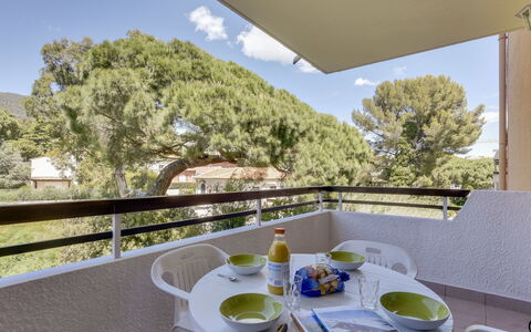 Cavalaire 691: Property, Real Estate, House, Room, Building, Balcony, Table, Tree, Home, Architecture