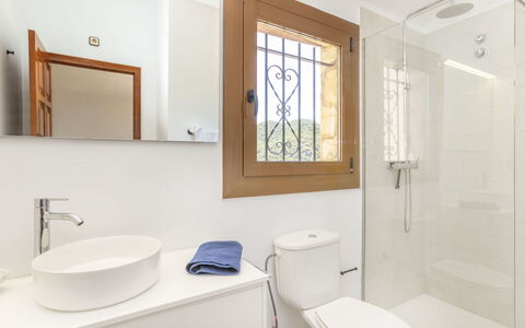 Venecia: Bathroom, Plumbing Fixture, Flooring, Bathroom Sink, Interior Design, Sink, Floor, Tap, Bathroom Cabinet, Home