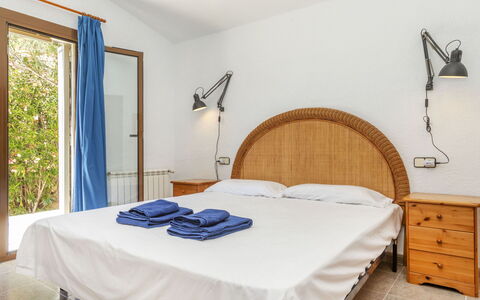 Venecia: Bed, Furniture, Bedroom, Interior Design, Bedding, Bed Sheet, Wood, Floor, Linens, Textile