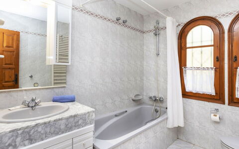 Venecia: Bathtub, Tap, Plumbing Fixture, Mirror, Sink, Property, Cabinetry, Bathroom Cabinet, Bathroom