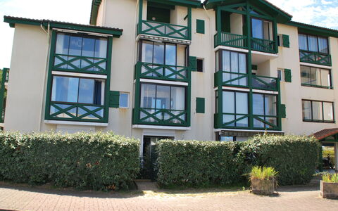 Horizon Océan 1: Plant, Sky, Building, Window, Property, Urban Design, House, Neighbourhood, Residential Area, Condominium