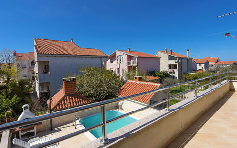 Jure: Sky, Plant, Building, Daytime, Property, Tree, Urban Design, Neighbourhood, Residential Area, Woody Plant