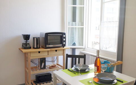 Le Continental: Table, Furniture, Property, Building, Window, Computer Desk, Desk, Interior Design, Television, Wood