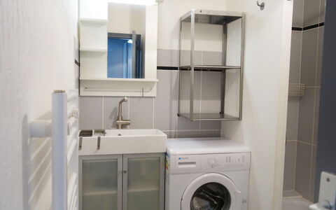 Le Continental: Laundry Room, Mirror, Property, Cabinetry, Clothes Dryer, Washing Machine, Sink, Tap, Floor