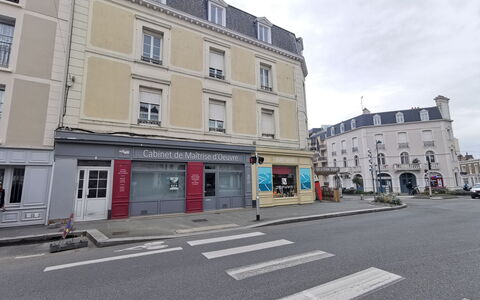 Le Continental: Building, Sky, Window, Cloud, Road Surface, Urban Design, Asphalt, Neighbourhood, City, Facade