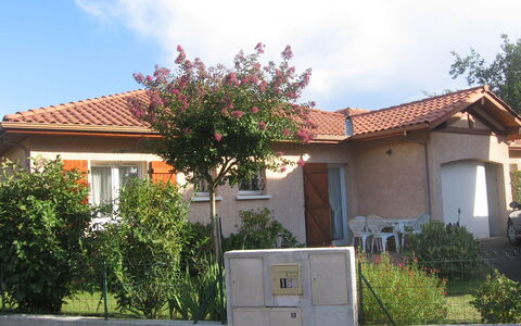 Bosquet aux Ecureuils: Sky, Cloud, Plant, Building, Property, Window, House, Flower, Land Lot, Shade