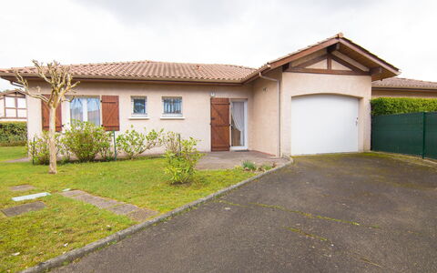 Bosquet aux Ecureuils: Cloud, Sky, Plant, Building, Property, Window, House, Land Lot, Tree