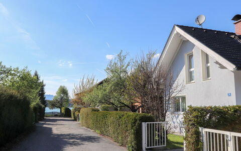 Seehaus Blue Faak: Property, House, Residential Area, Home, Sky, Cottage, Real Estate, Building, Tree, Neighbourhood