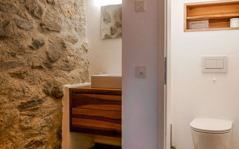 Sole: Room, Property, Wall, Floor, Bathroom, House, Interior Design, Building, Tile, Real Estate