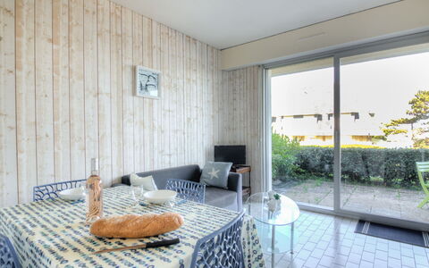 Balafen: Plant, Furniture, Property, Building, Window, Table, Comfort, Interior Design, Architecture, Houseplant