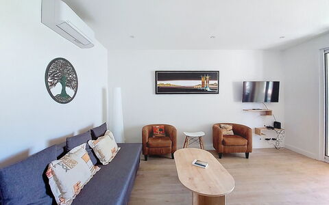Les Goelands: Furniture, Interior Design, Flooring, Floor, Wall, Wood, Room, Couch, Ceiling, Living Room