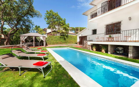 Gramoia: Property, House, Swimming Pool, Real Estate, Building, Home, Residential Area, Grass, Architecture, Estate