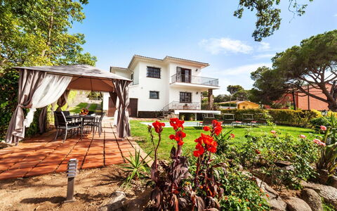 Gramoia: Property, Home, House, Real Estate, Building, Residential Area, Sky, Botany, Garden, Architecture