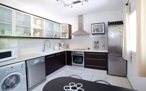 Una: Room, Property, Countertop, Kitchen, Cabinetry, Furniture, Interior Design, Major Appliance, Building, Kitchen Stove