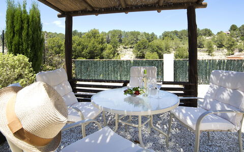Una: Property, Furniture, Real Estate, Interior Design, Table, House, Room, Estate, Porch, Home