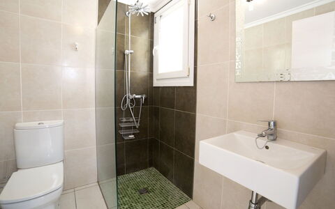 Una: Bathroom, Property, Room, Tile, Plumbing Fixture, Tap, Interior Design, Floor, Wall, Real Estate