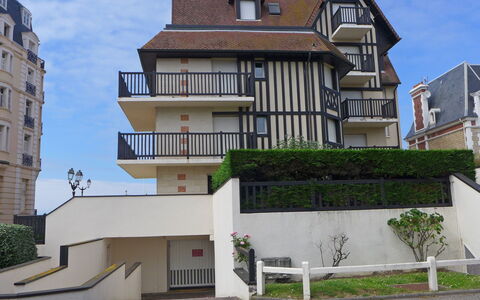 Les Terrasses du Casino: Building, Sky, Plant, Property, Window, Cloud, House, Urban Design, Residential Area, Real Estate