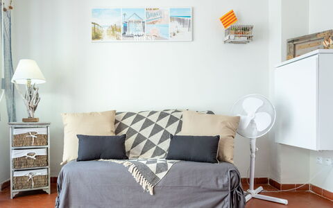 Les Cabestans 1,2,3: Property, Furniture, Picture Frame, Product, Azure, Comfort, Wood, Textile, Lighting, Interior Design