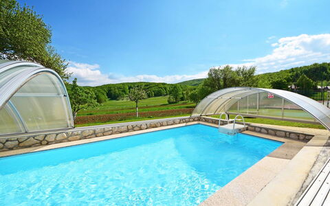 Lana: Water, Cloud, Sky, Daytime, Plant, Swimming Pool, Building, Nature, Azure, Green