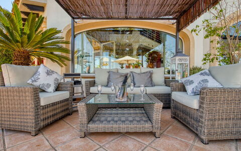 Bellevue: Property, Furniture, Plant, Couch, Azure, Table, Outdoor Furniture, Interior Design, Living Room, Floor