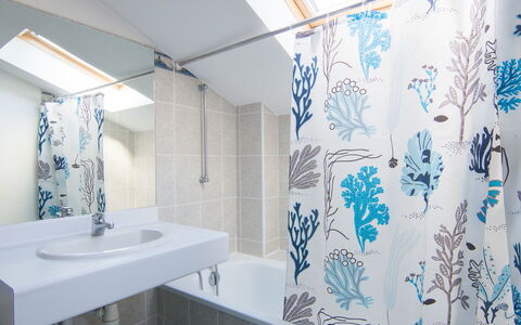 Les Terrasses du Cap: Bathroom, Room, Property, Tile, Interior Design, Shower Curtain, Wall, Bathroom Accessory, Floor, Curtain