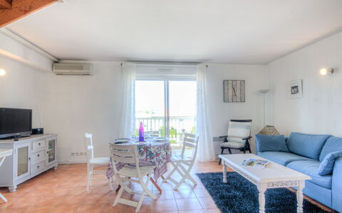 Les Terrasses du Cap: Room, Property, Furniture, Floor, Living Room, Building, Interior Design, House, Wood Flooring, Table