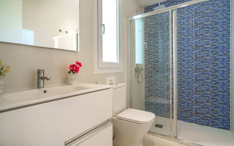Villa del Lago 4: Property, Plant, Mirror, Plumbing Fixture, Bathroom Cabinet, Sink, Bathroom, Tap, Bathroom Sink