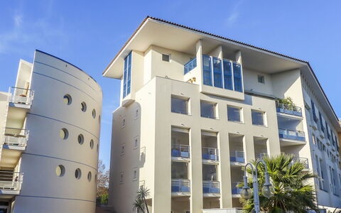 Fréjus 540: Sky, Building, Window, Azure, Plant, Tree, Urban Design, Tower Block, Neighbourhood, House