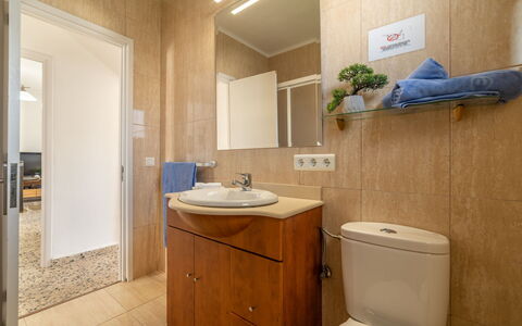 Gambaner: Mirror, Sink, Bathroom Cabinet, Tap, Plumbing Fixture, Property, Bathroom Sink, Bathroom, Purple, Wood