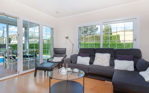 Amsterdam: Property, Room, Living Room, Furniture, Real Estate, Building, Interior Design, Coffee Table, House, Table