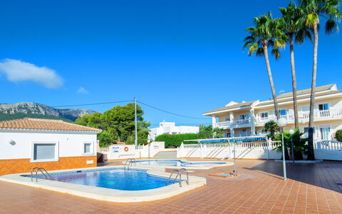 Garduix: Sky, Water, Building, Plant, Azure, Tree, Body Of Water, Shade, Swimming Pool, Leisure
