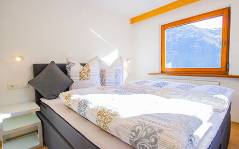 Wenns 190: Bedroom, Bed, Room, Furniture, Property, Bed Frame, Bedding, Bed Sheet, Mattress, Interior Design