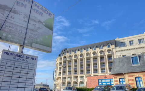 Le Beach: Wheel, Sky, Car, Building, Daytime, Window, Cloud, Vehicle