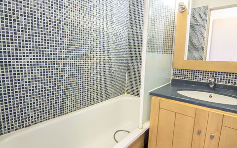 Le Beach: Plumbing Fixture, Property, Sink, Tap, Bathtub, Mirror, Bathroom Cabinet, Interior Design, Bathroom, Cabinetry
