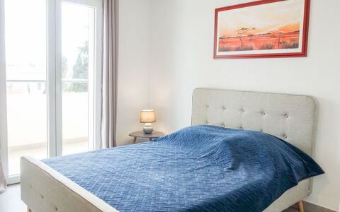 Terrasse de Lucie: Furniture, Property, Comfort, Building, Wood, Bed Frame, Interior Design, Textile, Pillow