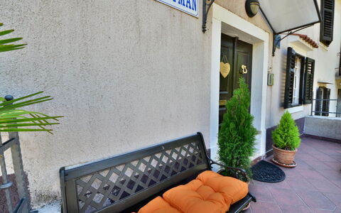 Lovran 101: Plant, Property, Building, Interior Design, Wood, Architecture, Grass, Flooring, Wall, Houseplant