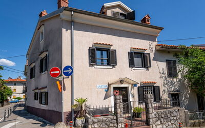 Lovran 101: Building, Window, Town, House, Neighbourhood, Door, Sash Window, Houseplant