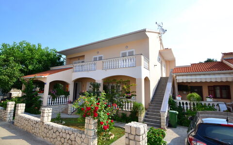 Dević: Sky, Plant, Building, Car, Property, Window, Vehicle, House, Tree