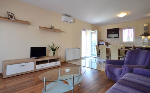 Dević: Table, Furniture, Couch, Houseplant, Flowerpot, Wood, Building, Lighting, Picture Frame, Plant