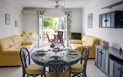 Dénia 456: Table, Couch, Furniture, Property, Building, Green, Chair, Picture Frame, Wood, Lighting